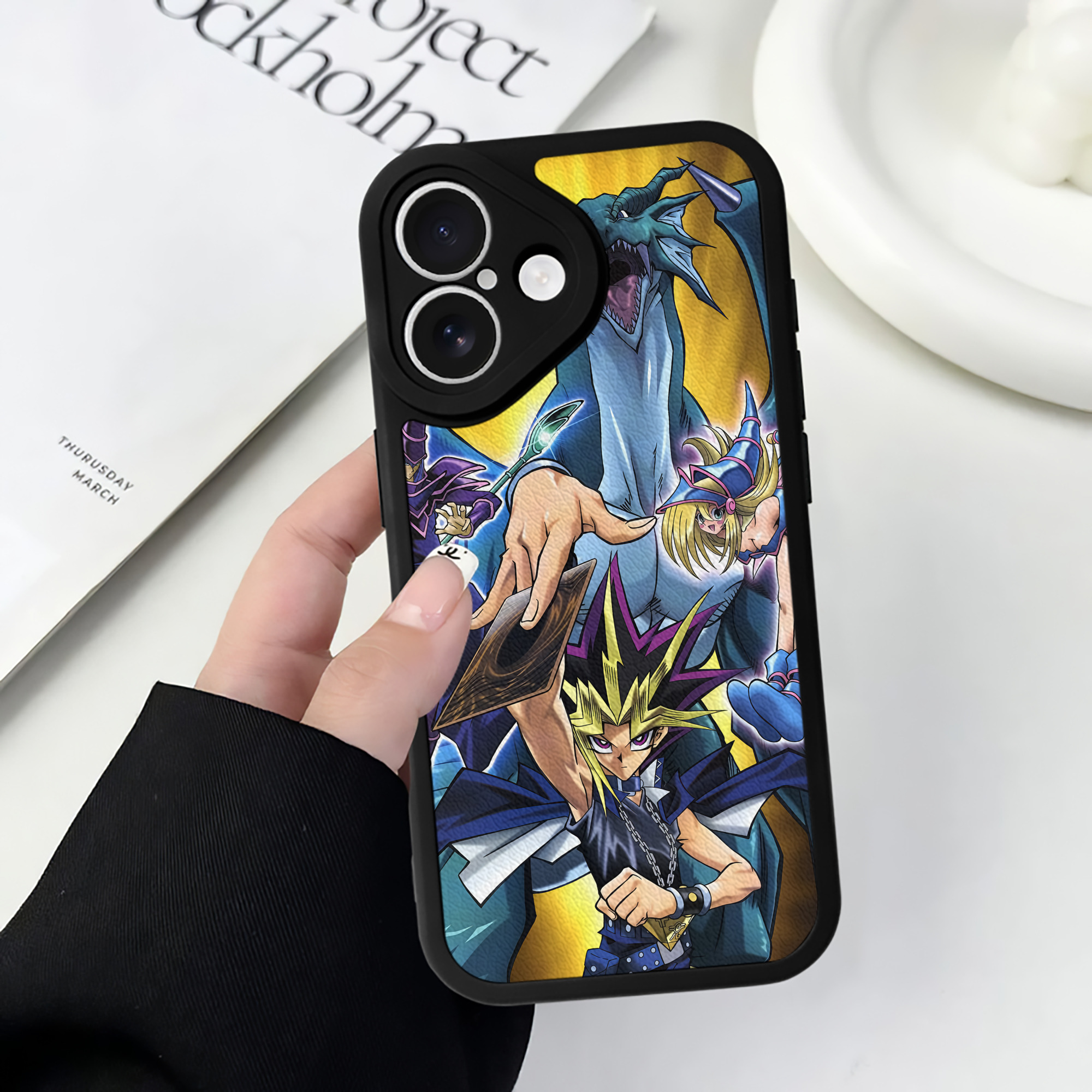 （画像用） 遊☆戯☆王 Yu-Gi-Oh! 【iPhone 16シリーズ対応】シリコンスマホケース（レザー調） 材質：シリコン
